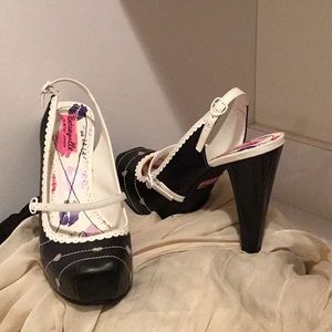 Betsey Johnson black white leather heart shoes 7